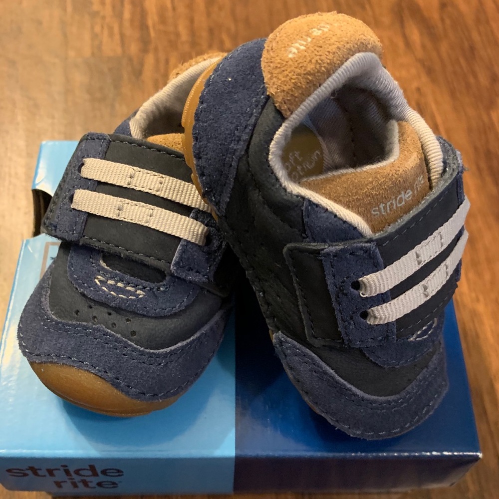 Stride rite. Velcro sneaker.